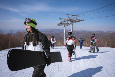 青年男女在户外滑雪场