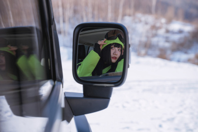 青年美女自驾去滑雪场
