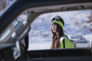 青年美女自驾去滑雪场