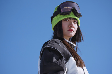 青年美女在滑雪场滑雪