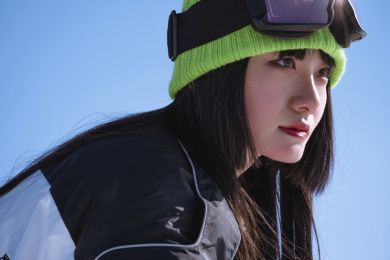 青年美女在滑雪场滑雪
