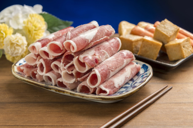 一盘火锅食材羊肉片摆放在桌面上特写