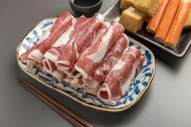 一盘火锅食材羊肉片摆放在桌面上特写