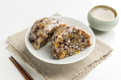 天然食品粘豆包摆放在桌面上特写