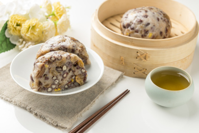 天然食品粘豆包摆放在桌面上特写