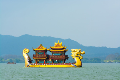 在浙江杭州西湖上航行的龙船