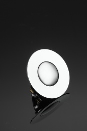 不锈钢防堵下水器特写在黑色玻璃上