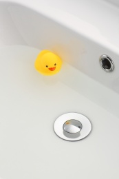 洗脸盆装满水小黄鸭