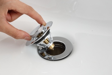 手拿着不锈钢下水器