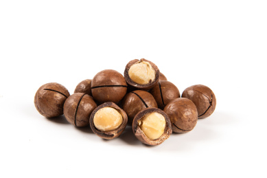 白底上剥开的夏威夷果