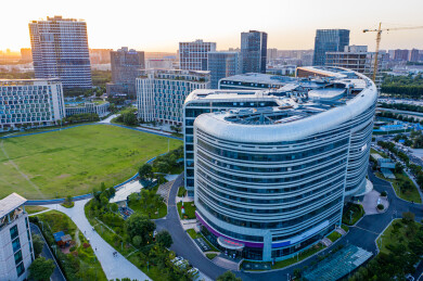 航拍河南郑州龙子湖智慧岛大厦爪子形状建筑