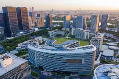 航拍河南郑州龙子湖智慧岛大厦爪子形状建筑