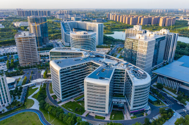 航拍河南郑州龙子湖智慧岛大厦爪子形状建筑