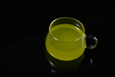 桌面上的杯子里的美味可口的甘蔗汁