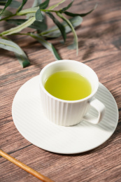 桌面上的杯子里的美味可口的甘蔗汁