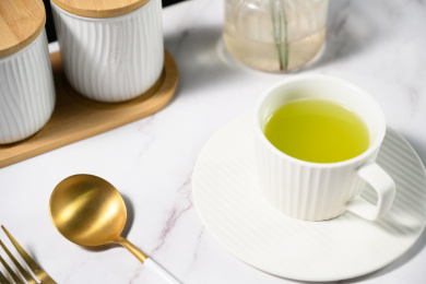 桌面上的杯子里的美味可口的甘蔗汁