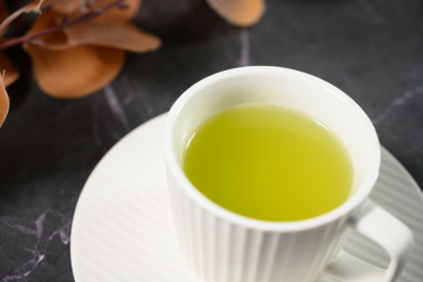 桌面上的杯子里的美味可口的甘蔗汁
