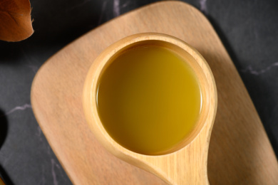 桌面上的杯子里的美味可口的甘蔗汁