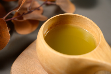 桌面上的杯子里的美味可口的甘蔗汁