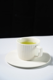 桌面上的杯子里的美味可口的甘蔗汁