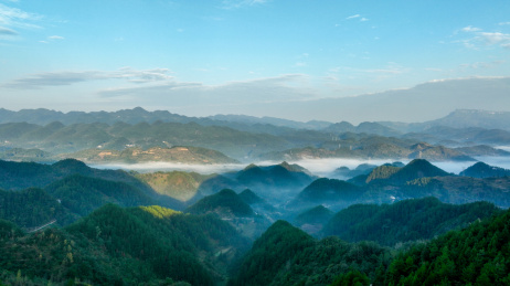 重庆酉阳：晨雾中群山逶迤大气磅礴