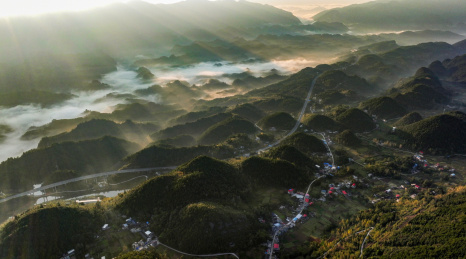 重庆酉阳：晨雾中群山逶迤大气磅礴