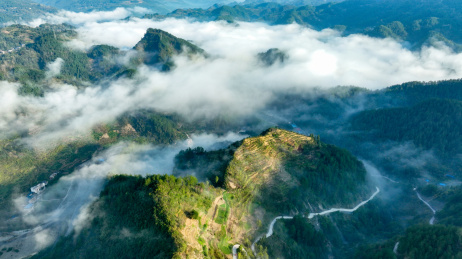 重庆酉阳：晨雾中群山逶迤大气磅礴