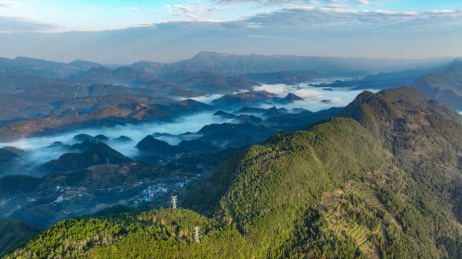 重庆酉阳：晨雾中群山逶迤大气磅礴