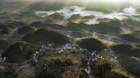 重庆酉阳：晨雾中群山逶迤大气磅礴