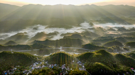 重庆酉阳：晨雾中群山逶迤大气磅礴