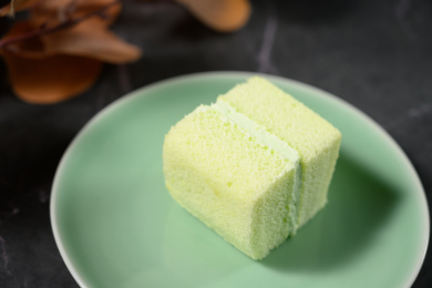 桌面上的盘子里的美味可口的抹茶夹心蛋糕