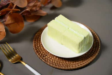 桌面上的盘子里的美味可口的抹茶夹心蛋糕