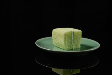 桌面上的盘子里的美味可口的抹茶夹心蛋糕