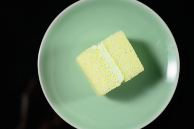 桌面上的盘子里的美味可口的抹茶夹心蛋糕