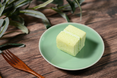 桌面上的盘子里的美味可口的抹茶夹心蛋糕
