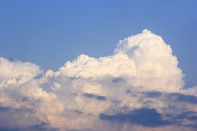 天空飘着棉花一样的积雨云云朵