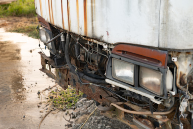 破烂生锈的货车头