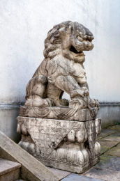 中国古镇老街民宅的石狮子