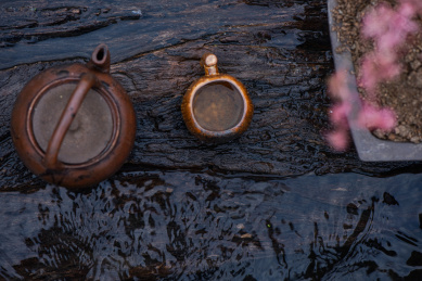 粗陶茶壶和茶杯