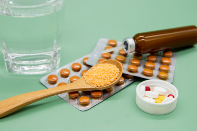 绿色背景医疗概念药品感冒药