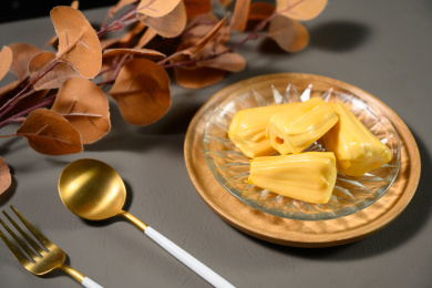 桌面上的玻璃盘子里的美味可口的菠萝蜜
