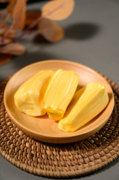 桌面上的玻璃盘子里的美味可口的菠萝蜜
