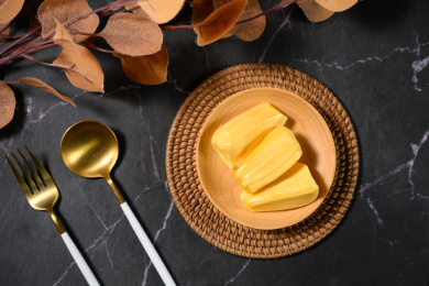 桌面上的玻璃盘子里的美味可口的菠萝蜜