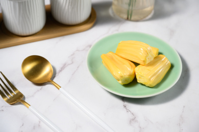 桌面上的玻璃盘子里的美味可口的菠萝蜜