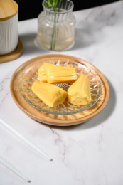 桌面上的玻璃盘子里的美味可口的菠萝蜜