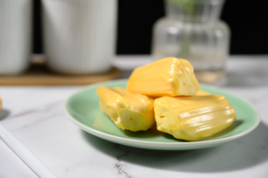 桌面上的玻璃盘子里的美味可口的菠萝蜜