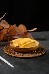 桌面上的玻璃盘子里的美味可口的菠萝蜜
