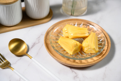 桌面上的玻璃盘子里的美味可口的菠萝蜜
