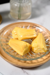 桌面上的玻璃盘子里的美味可口的菠萝蜜