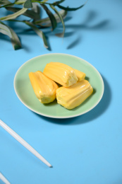 桌面上的玻璃盘子里的美味可口的菠萝蜜